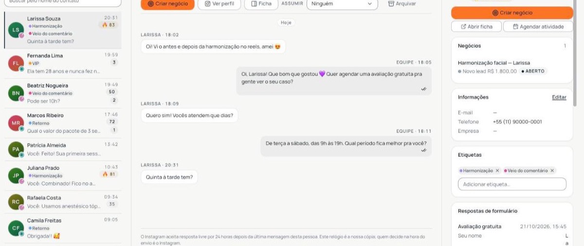 Tela de conversas do Klozy: Instagram e WhatsApp na mesma lista, conversa aberta e ficha do lead ao lado